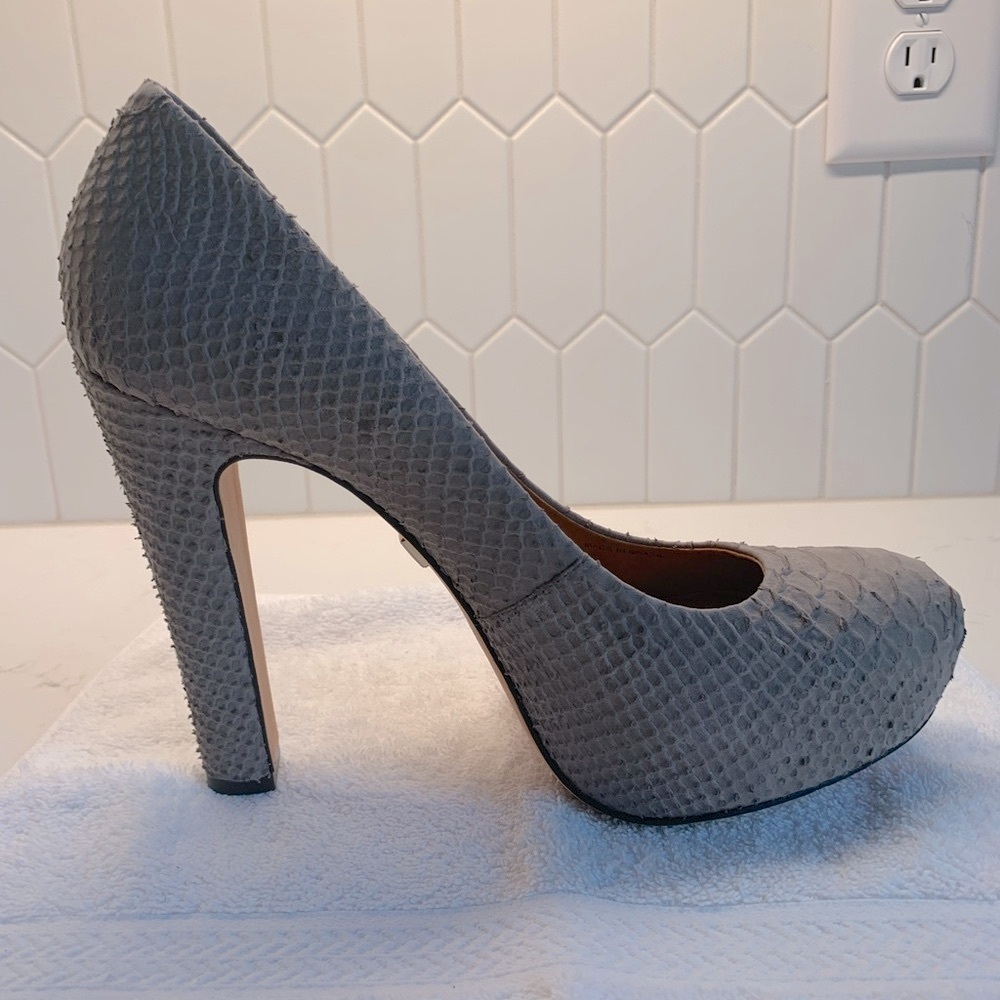 Pour La Victoire Irina II Platform Pumps. Gray Embossed Snakeskin. Size 10. EUC. - Picture 10 of 14